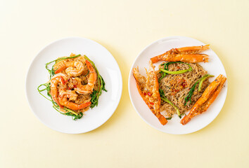 Stir-fried rice vermicelli and water mimosa with shrimps