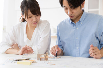 マイホーム購入を相談する日本人の若い夫婦