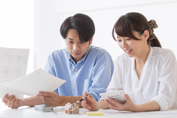 マイホーム購入を相談する日本人の若い夫婦 - obrazy, fototapety, plakaty