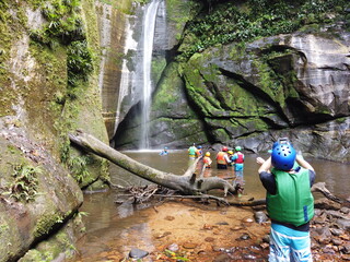 cascada de agua oculta en rio guejar