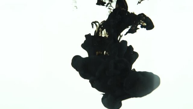 Encre noir qui se dilue dans l'eau
