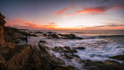 Fototapeta na wymiar sunset over the sea with rocks