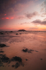 Naklejka premium sunset over the sea with rocks