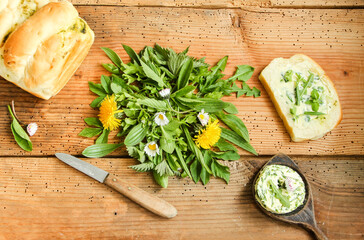 Wildkräuter Salat Wildkräutersalat Tisch Brett