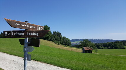 Wanderschild ''zum Schnalzgipfel'' mit Hohenpeißenberg