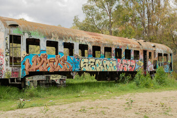tren abandonado y pintado con grafitis 