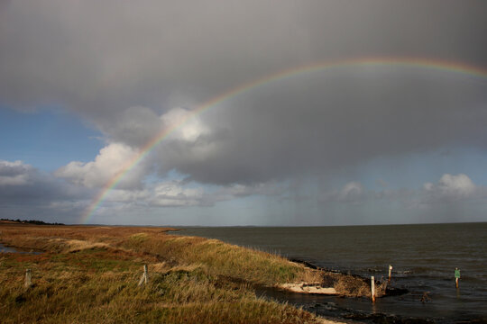 Regenbogen &uuml;ber dem Meer