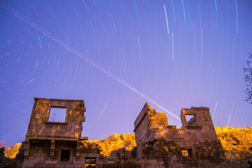 Obraz premium old house and star traces at night