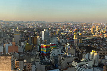 Vista de cima da cidade de São Paulo com céu degradado ao anoitecer