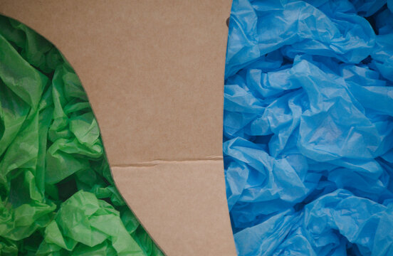 Fundo de cart&atilde;o cortado com papel de cores machucado dentro, formas abstratas, verde e vermelho