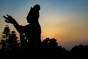 Naklejka premium silhouette of a statue