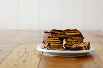 Kalter Hund auf Holztisch mit Platz für Text