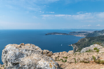 Fototapeta na wymiar Panorama sur la mer et le Cap Ferrat depuis la montagne à la tête de chien à la Turbie sur la Côte d'Azur