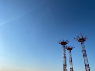 Torre de antenas para radiocomunicaciones de navegación aérea. Concepto de telecomunicaciones.