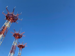 Torre de antenas para radiocomunicaciones de navegación aérea. Concepto de telecomunicaciones.