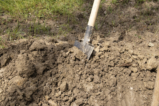 scavare una buca con il badile