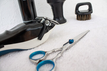 Maquina de afeitar, kit de barberia, tijeras plateadas con azul, fondo blanco