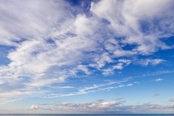 Obraz premium Beautiful sky over the sea with cirrus and small cumulus clouds