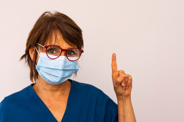 mujer medica con mascarilla y tunica azul