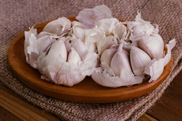 garlic and burlap cloth on a wooden table