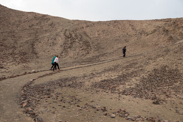 Caminata, subiendo la montaña por una carretera