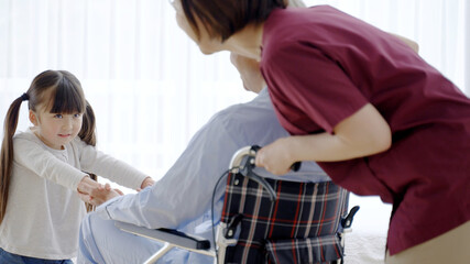 Obraz premium 車椅子に乗ったおじちゃんと孫娘