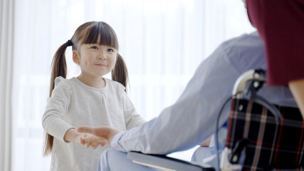 Obraz premium 車椅子に乗ったおじいちゃんと孫娘