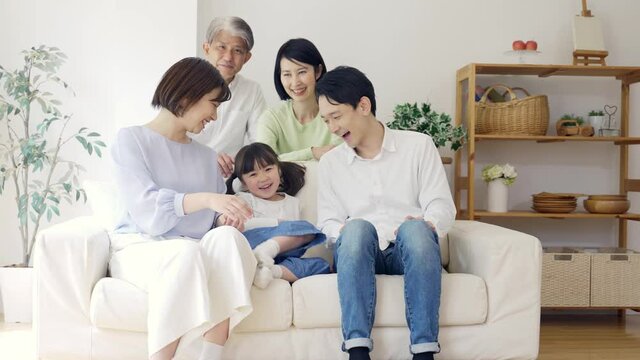 子供と遊ぶ三世代家族