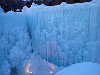 冬の北海道の芸術が並ぶ支笏湖氷濤まつり