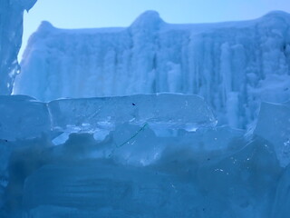 氷の窓からのぞく一面氷の景色
