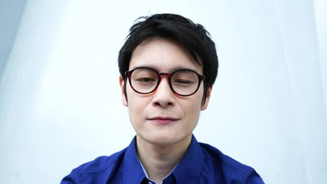 テレワーク　TV会議　汎用イメージ　画面用　話し手中心　ナロー