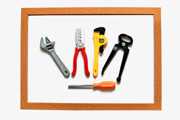 額縁に飾られた大工道具