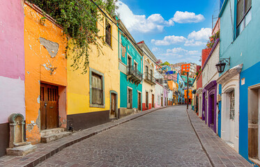 Fototapeta na wymiar Guanajuato, Mexico, Scenic cobbled streets and traditional colorful colonial architecture in Guanajuato historic city center.