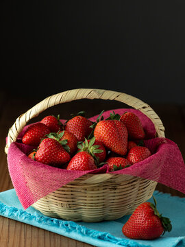Canasta con fresas rojas, dulces y jugosas.