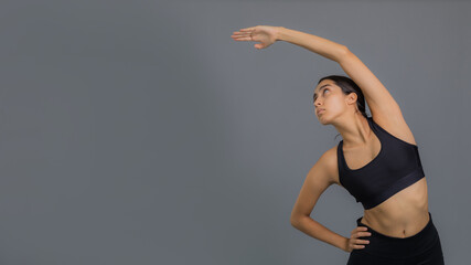 Joven mujer latina mexicana atleta instructora entrenando yoga dando calentamiento y estiramiento...