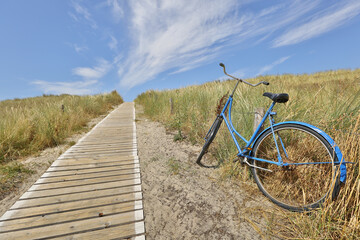Fototapeta na wymiar blue bicycle on the beach