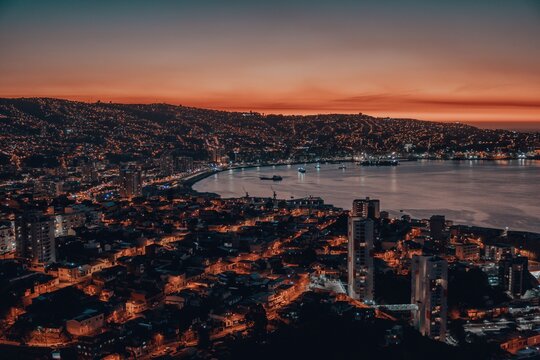 atardecer en la ciudad de Valparaíso © AUGUSTOMEDINA.PH