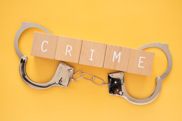 犯罪、逮捕｜「CRIME」と書かれた積み木とおもちゃの手錠