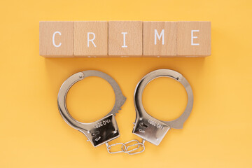 犯罪、逮捕｜「CRIME」と書かれた積み木とおもちゃの手錠