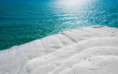 Textuur van een witte rots aan de turquoise zee bij Scala dei Turchi, Sicilië. Ruimte kopiëren