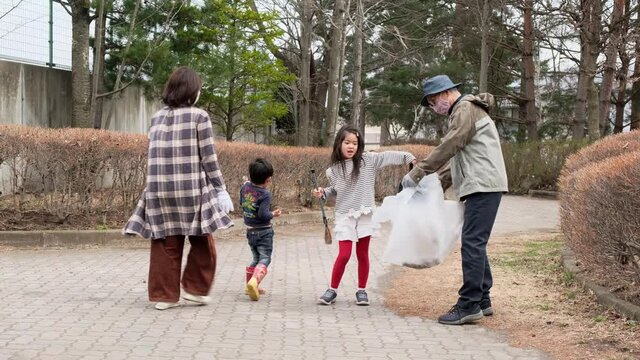 公園を清掃作業中の地域住民