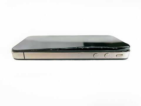 内蔵バッテリーが膨張して、故障したスマートフォンの画像