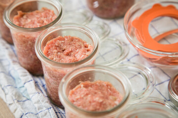 Hackfleisch aus Schwein und Rind roh in Einkochglas und Weckglas zum Einkochen Einwecken hausgemacht in Küche für Haltbarkeit und Vorrat