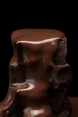 溶けたチョコレートをかける