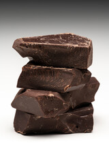 積み重ねたチョコレート　白バック