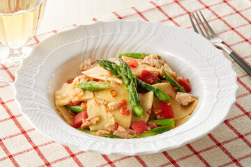 ストラッチ　ツナとグリーンアスパラ・フルーツトマトのペペロンチーノ