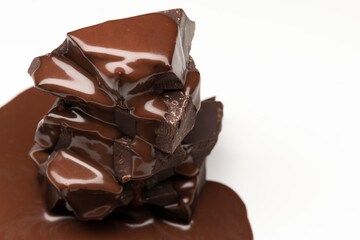 溶けたチョコレートをかける　白バック