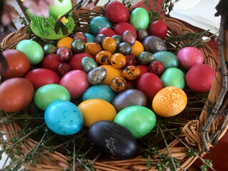 Obraz na płótnie Canvas multicolored Easter eggs at different dimensions