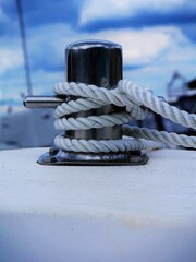 Der Knoten an einem Boot im Hafen.