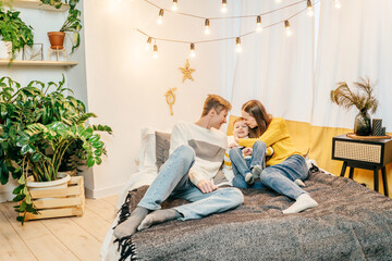 Naklejka premium Happy family in bedroom, yellow gray colors.